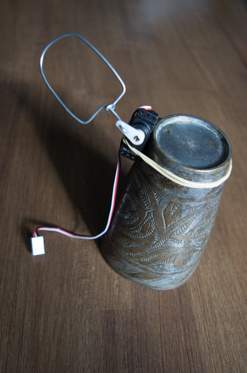 Plutino's squeleton: a metal cup, a servomotor and an arm made of wire
