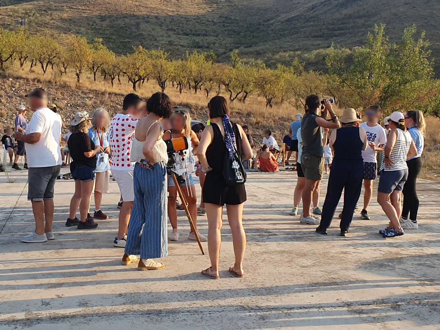 Vue d'ensemble du site d'observation (Héliport de Purroy). Crédits : L. Catania