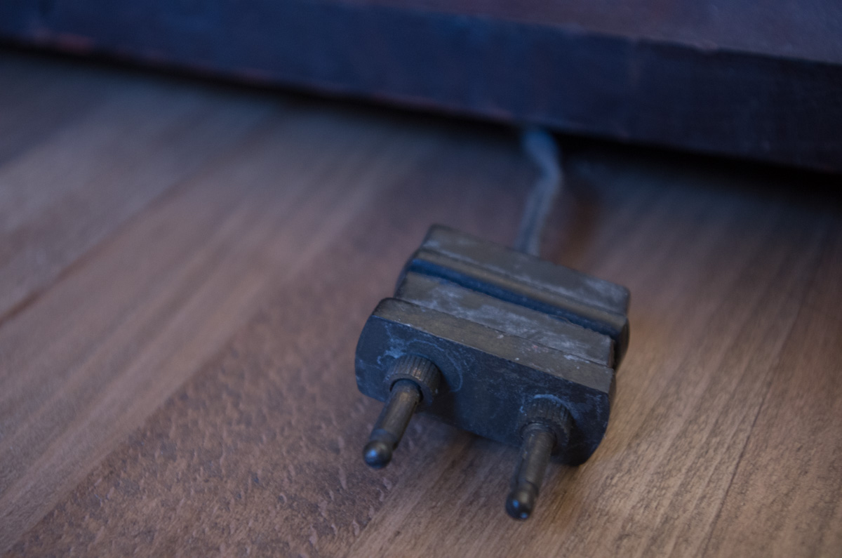 Détail du jouet, la prise 220V aux normes de l'époque
