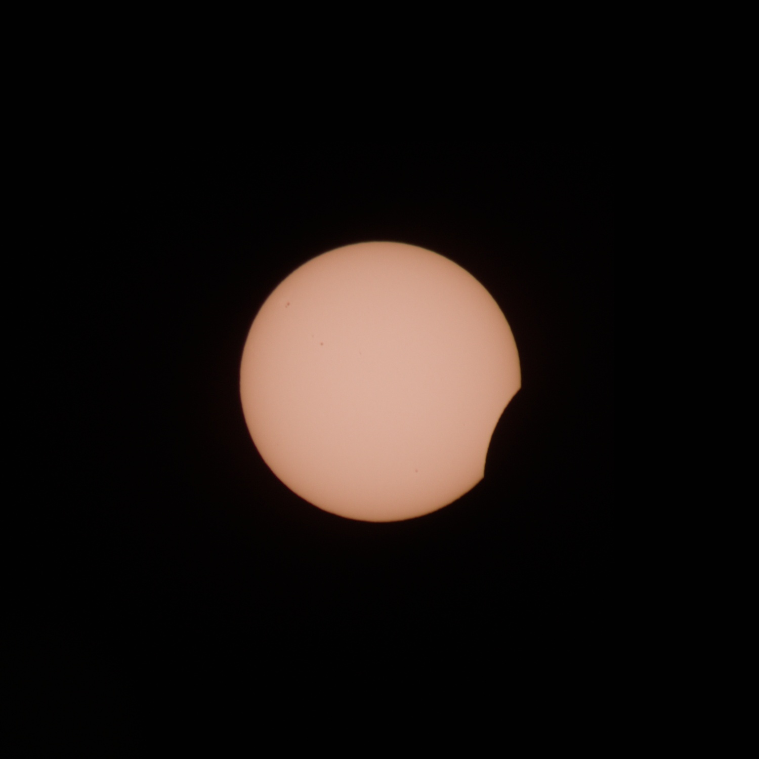 Photographie du début de l'éclipse. Pentax K-5, 3 100 ISO, 300mm, f/5.6, 1/160s. Crédits : Anthony Baillard