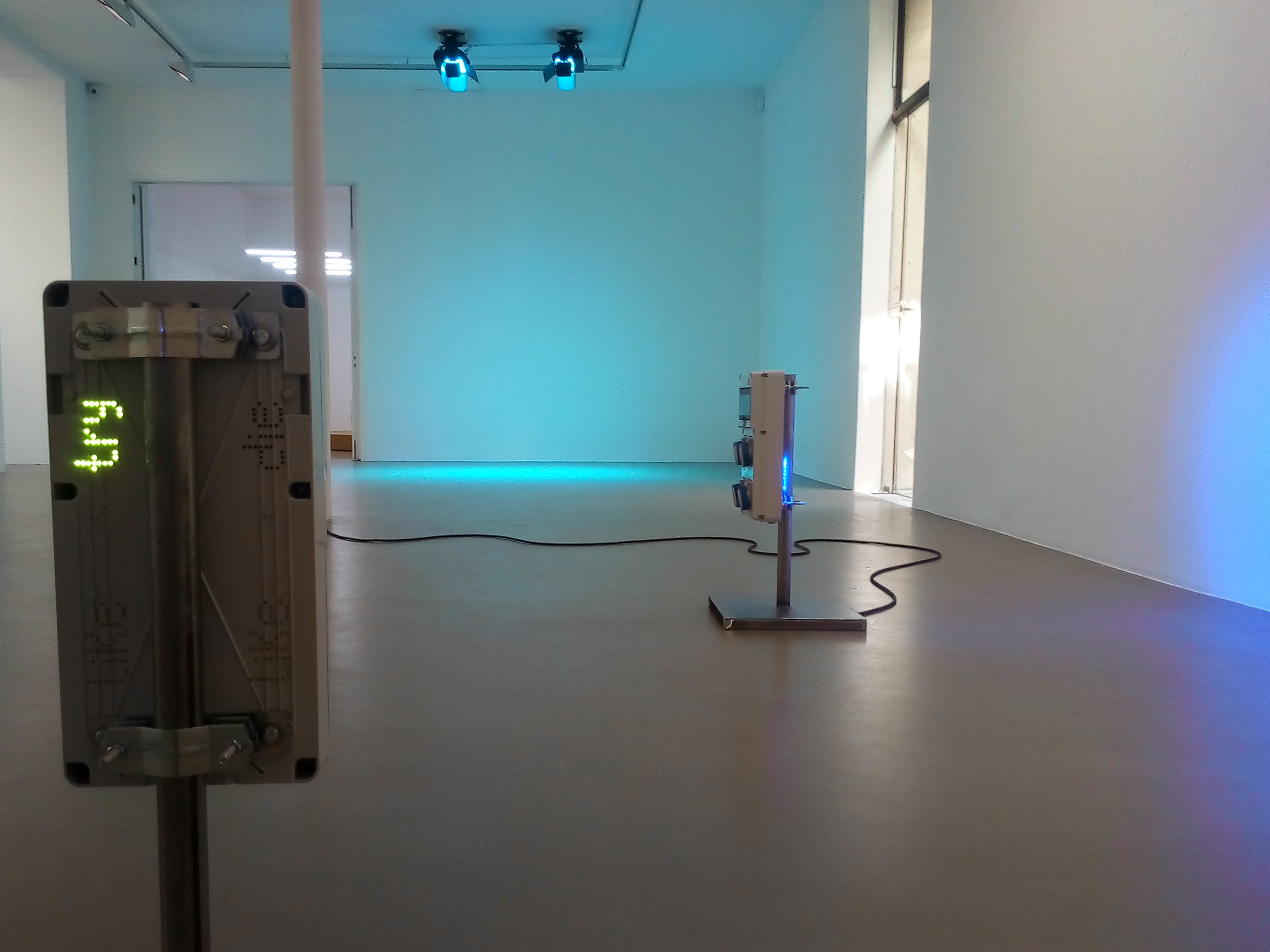 Deux "Sentences for a New Order" et, au fond, "LightShift"