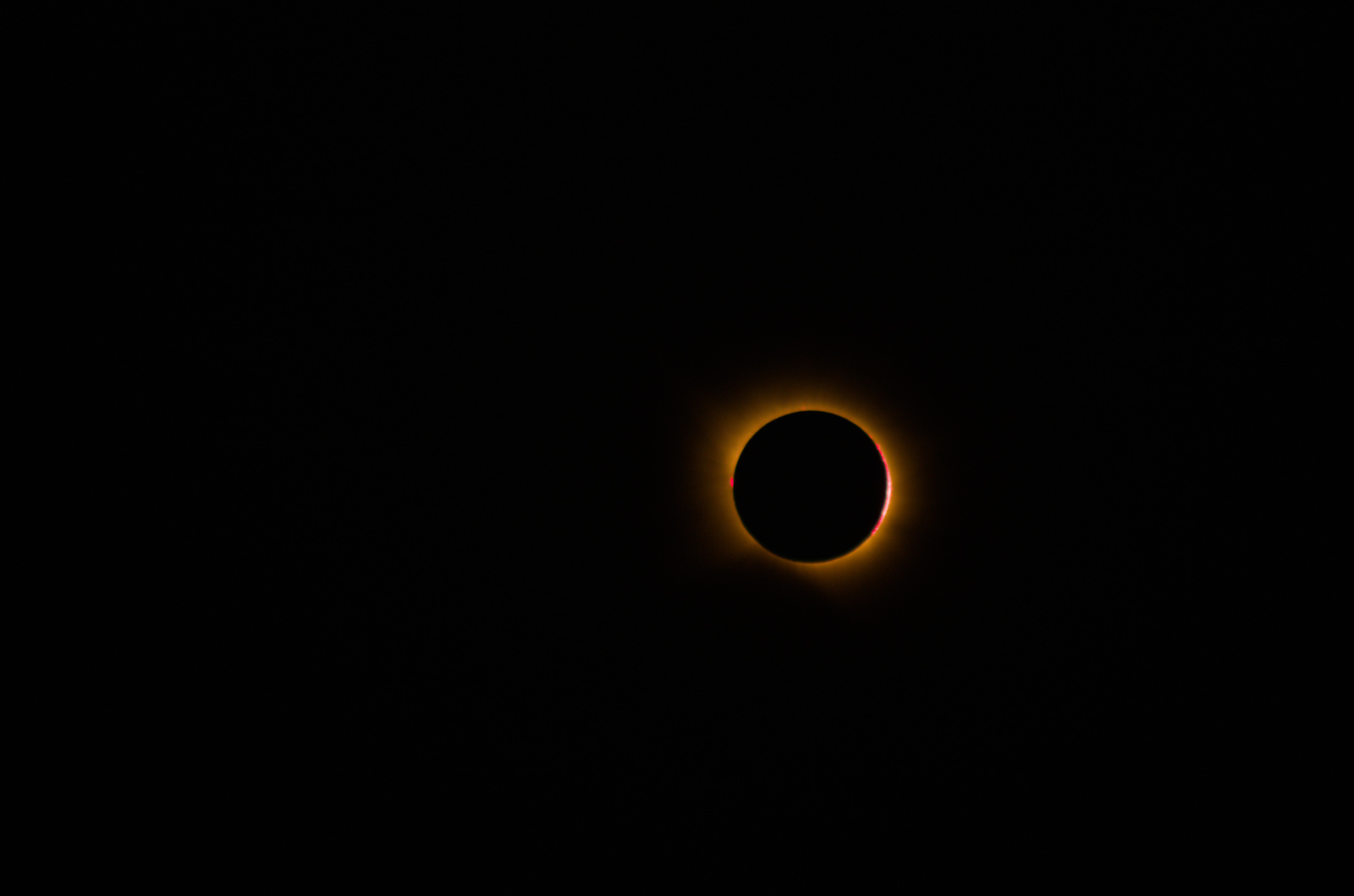 Photographie de la totalité de l'éclipse. Pentax K-5, 3 200 ISO, 300mm, f/5.6, 1/200s. Crédits : Anthony Baillard