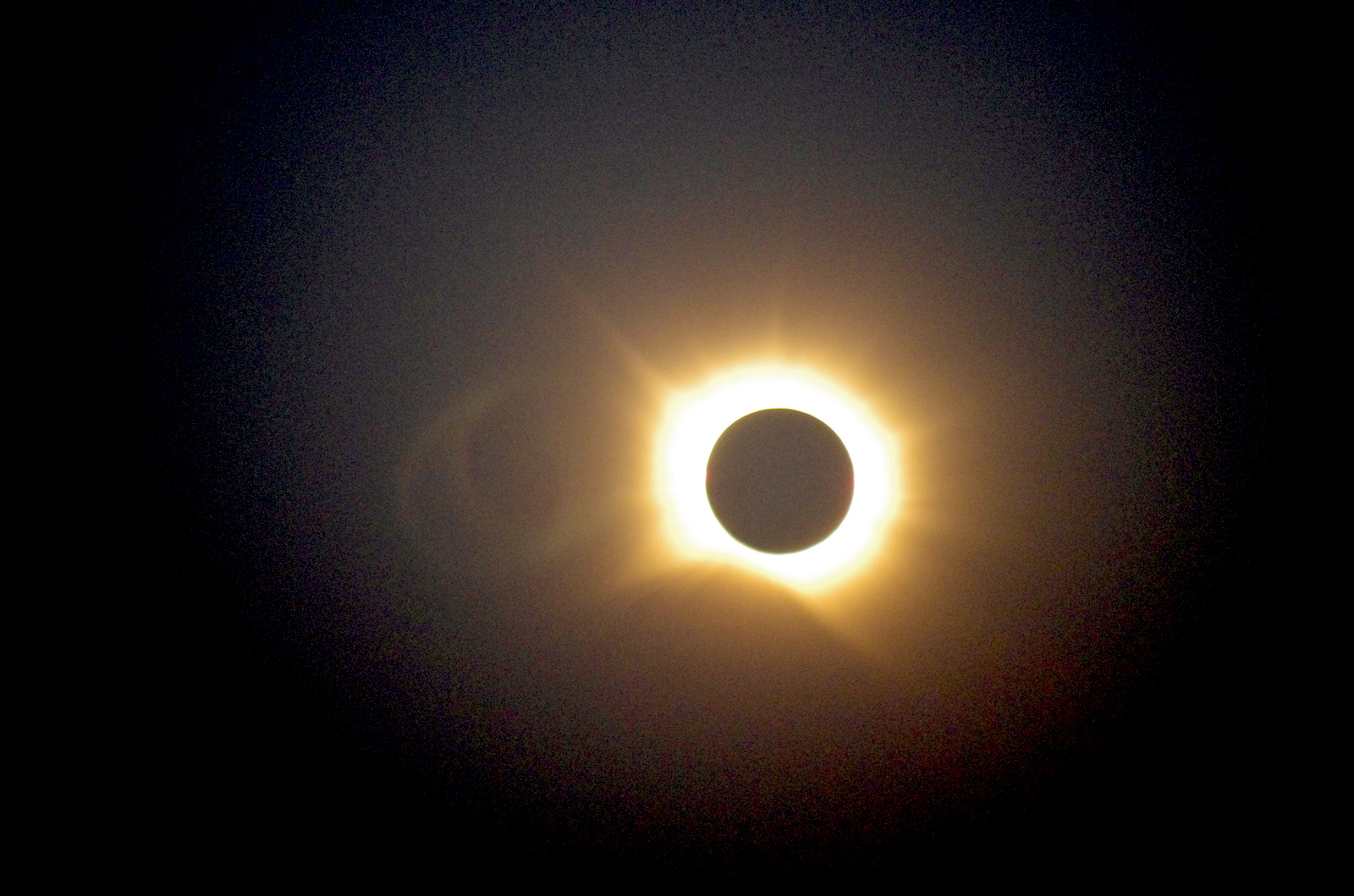 Photographie de la totalité de l'éclipse. Pentax K-5, 3 200 ISO, 300mm, f/5.6, 1/8s. Crédits : Anthony Baillard