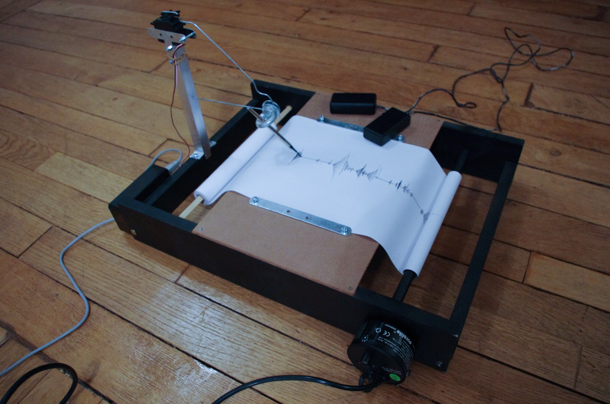 Le pseudo-sismographe de <i>Earth Partition</i> et les capteurs de mouvement. @ Out of Pluto