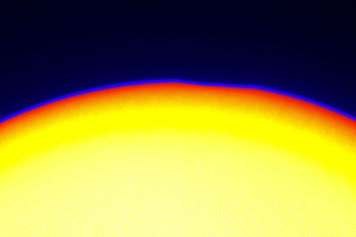 Image en fausse couleur du premier contact de l'eclipse du 22 Juillet 2009. © Out of Pluto